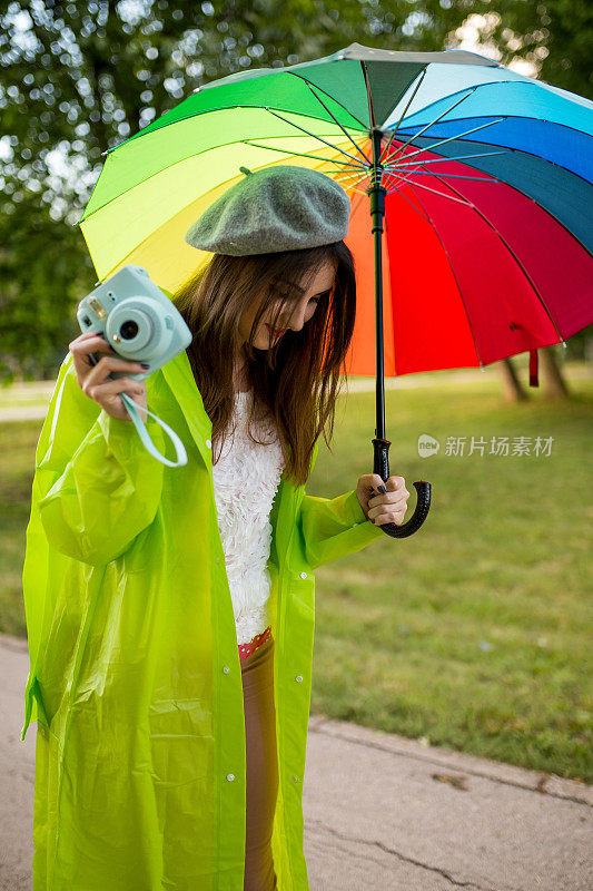 秋日里拿着彩色雨伞的酷酷女人