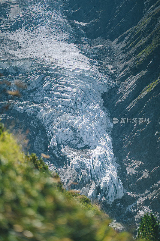 冰川从陡峭的山坡上倾泻而下