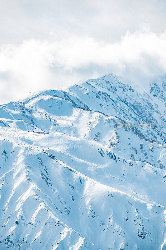 皑皑白雪的日本山，日本白波