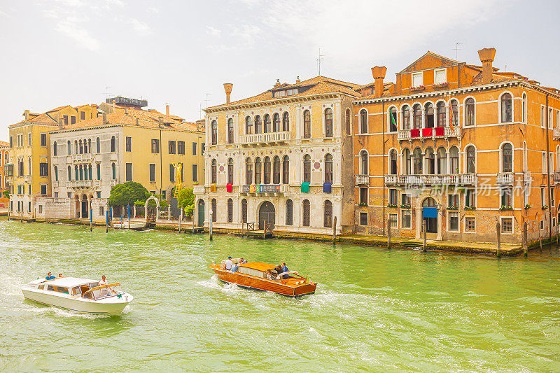 去威尼斯旅行。意大利。意大利城市建筑。运河。夏天