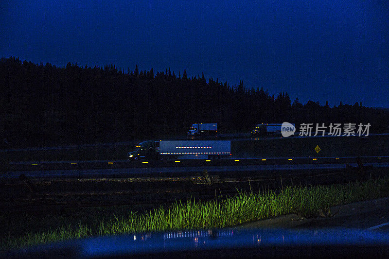 午夜半牵引车、挂车超速驶过高速公路休息区