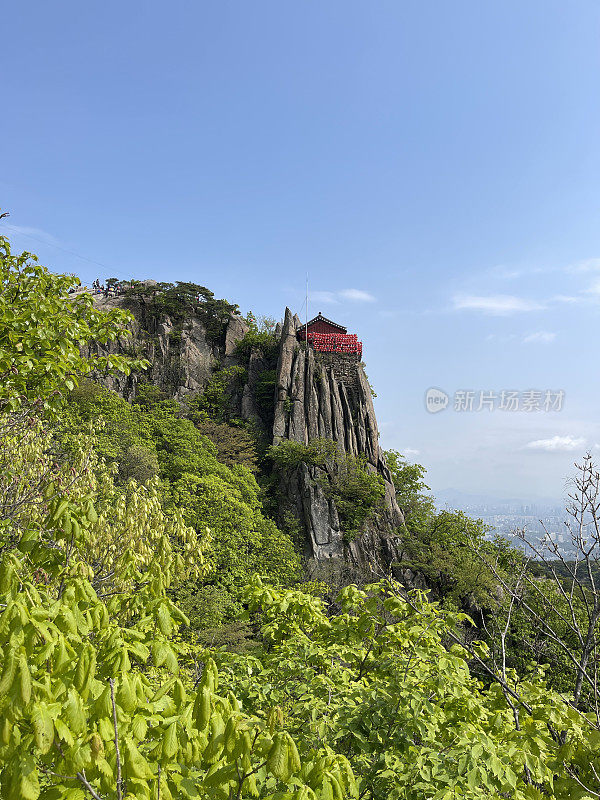 悬崖上的小佛寺