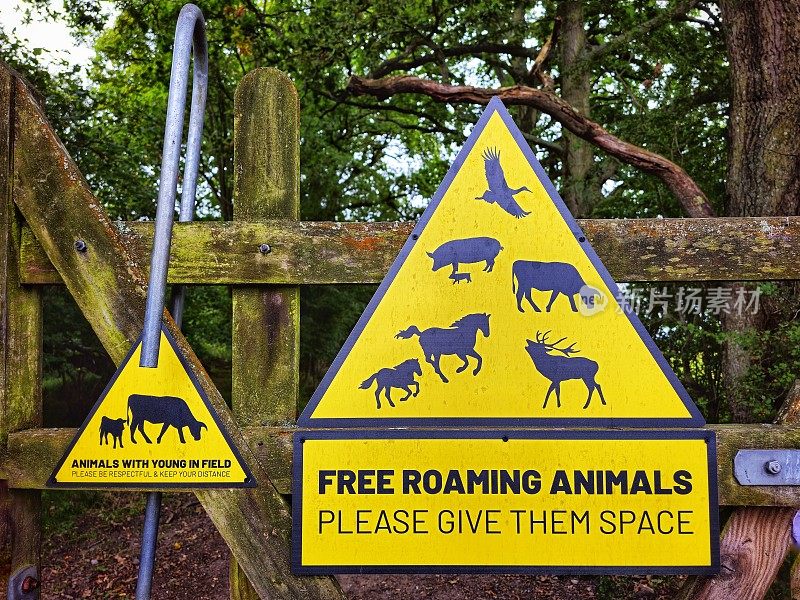 乡村大门上的动物自由漫游标志