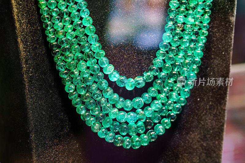绿色软玉串成的圆珠