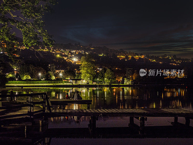 夜晚的瓦雷泽湖