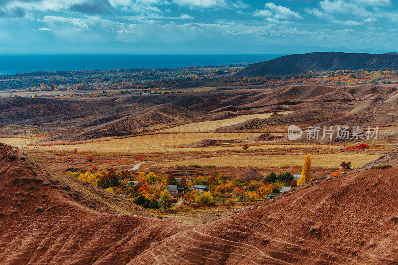 风景如画的山谷和山上的房子，吉尔吉斯斯坦