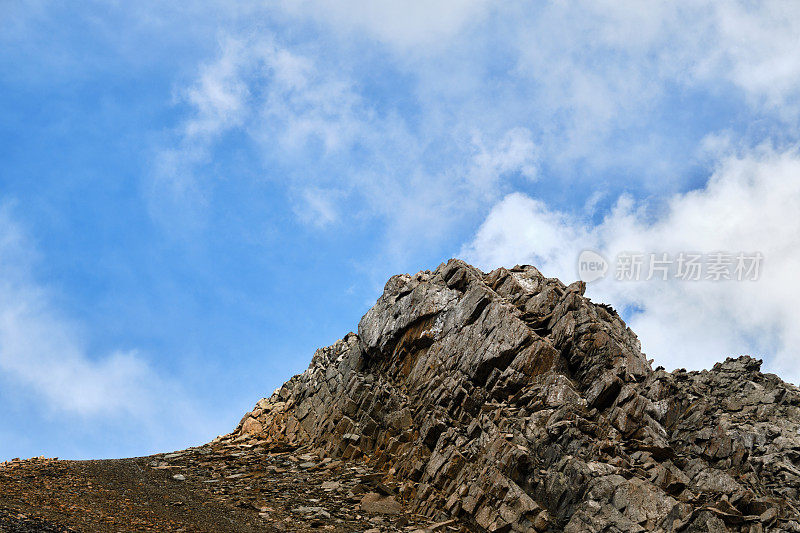 位于吉尔吉斯斯坦和哈萨克斯坦东部边界的卡尔基拉河之上的山脉