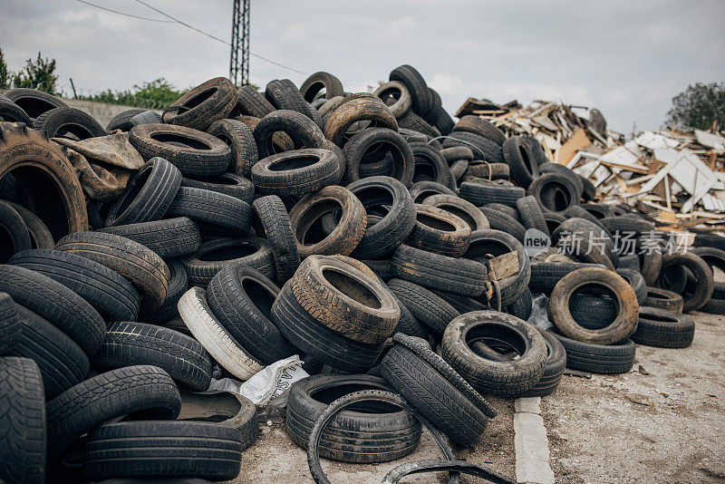 回收中心的一堆橡胶轮胎