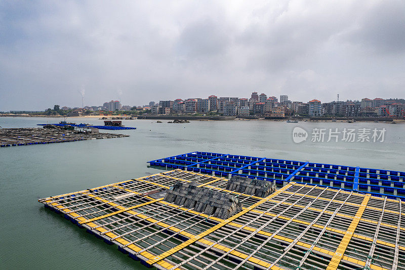 海上浮动养殖设备鸟瞰图