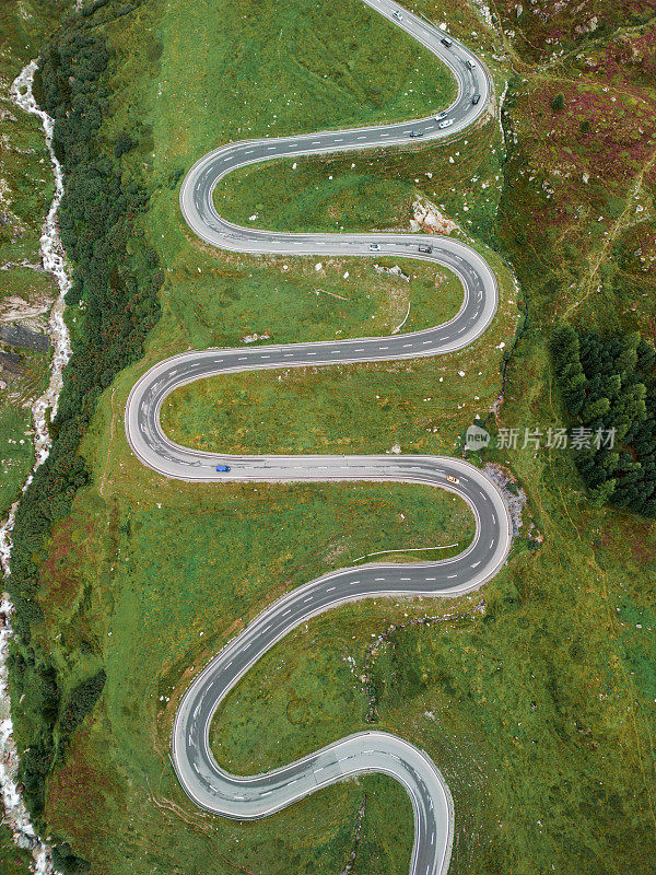 鸟瞰图上的汽车在山路在瑞士，马洛哈山口