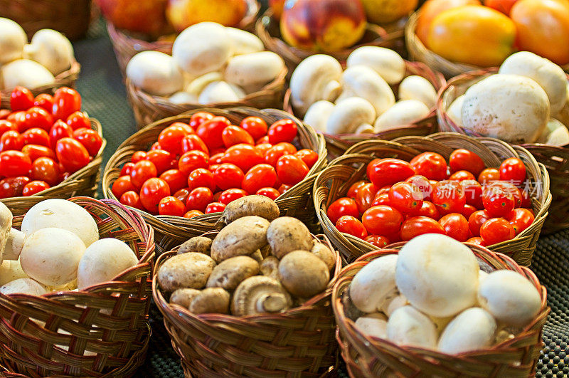 农贸市场展出的圣女果和蘑菇