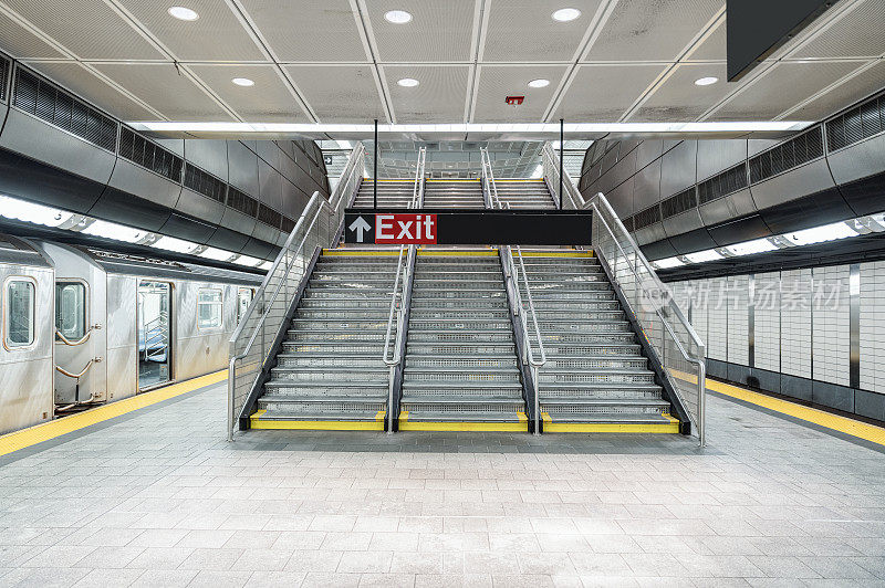 美国纽约市哈德逊广场空无一人的地铁站