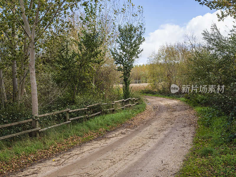 有木栅栏的乡间小路