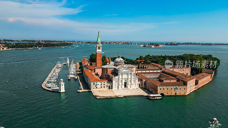 威尼斯圣乔治马焦雷岛，意大利威尼斯鸟瞰图，无人机拍摄的威尼斯建筑和运河，里亚托桥鸟瞰图