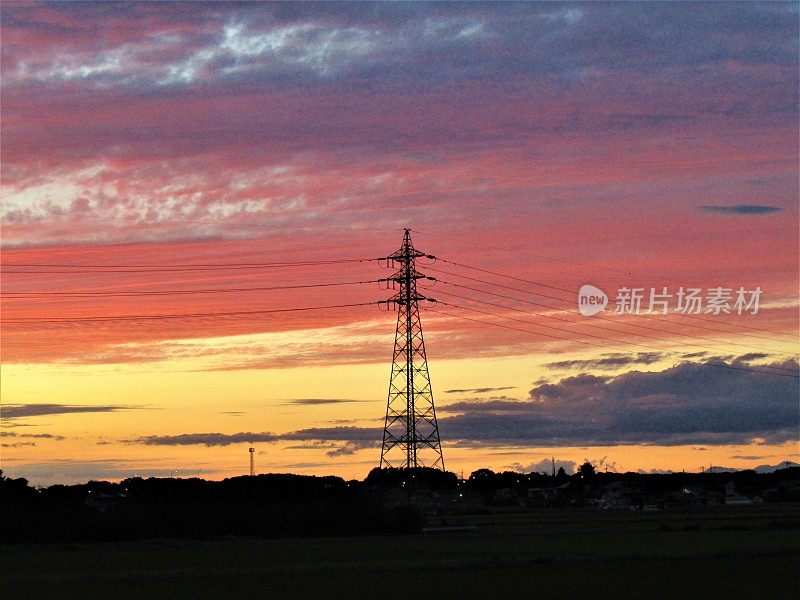 电力线上的夕阳。