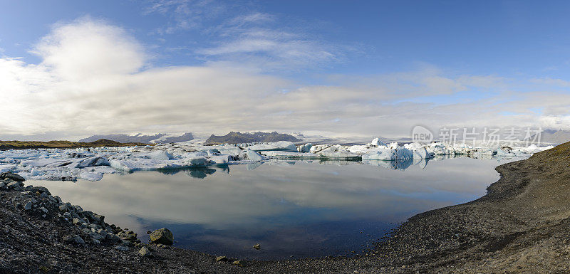 冰山漂浮在冰岛的Jokulsalon冰川泻湖