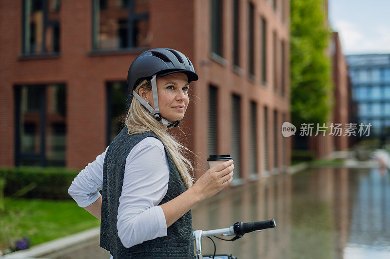 美丽的中年妇女穿梭于城市之间，在办公室前买东西，喝咖啡。女性在漫长的工作日后骑自行车下班。