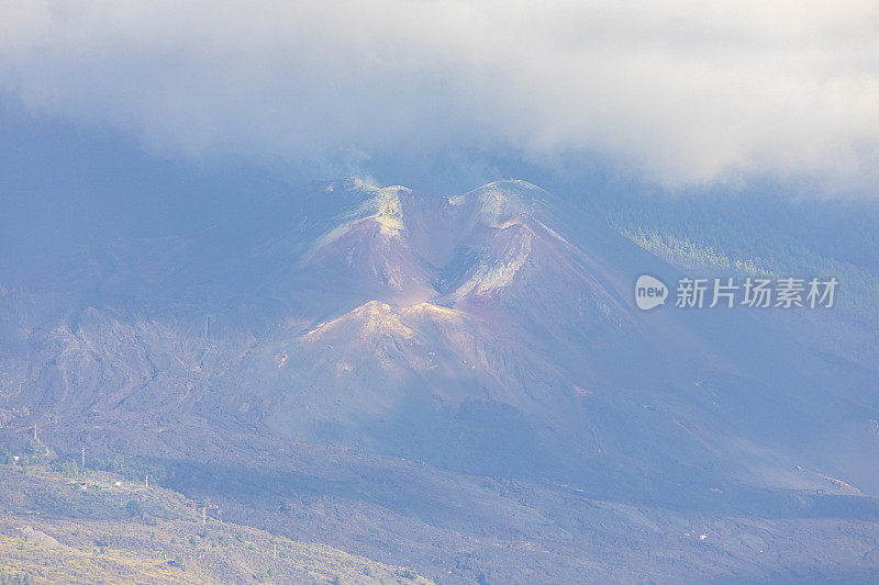 康伯雷别哈火山。火山灰覆盖了埃尔帕索村。