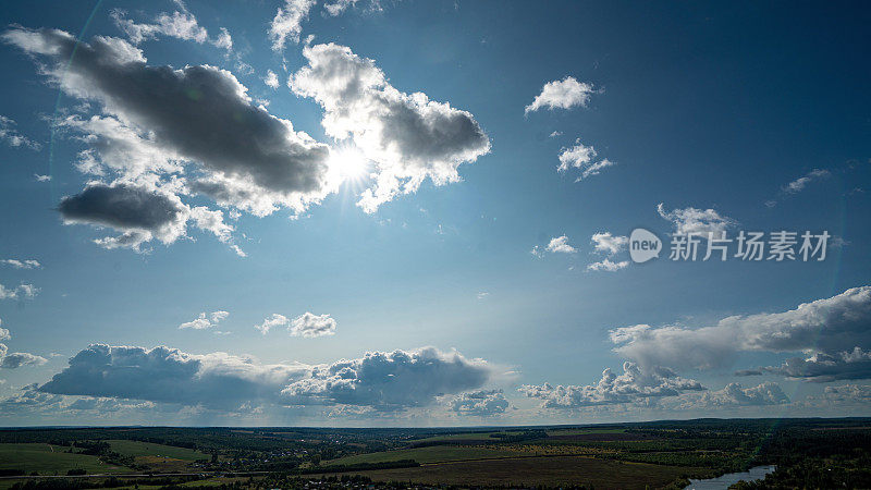 夏日风景的延时，美丽的云彩从相机中移动，蓝天，4k。
