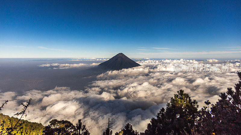 危地马拉安提瓜的阿瓜火山。