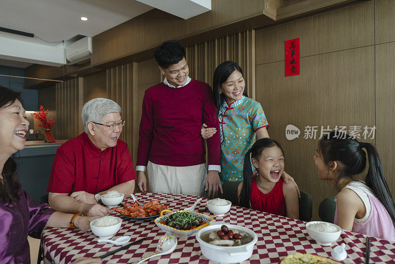 中国家庭聚在一起吃年夜饭