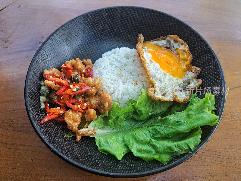 美味酪乳鸡饭，单面煎，辣椒碎，盐和生菜。食品菜单。