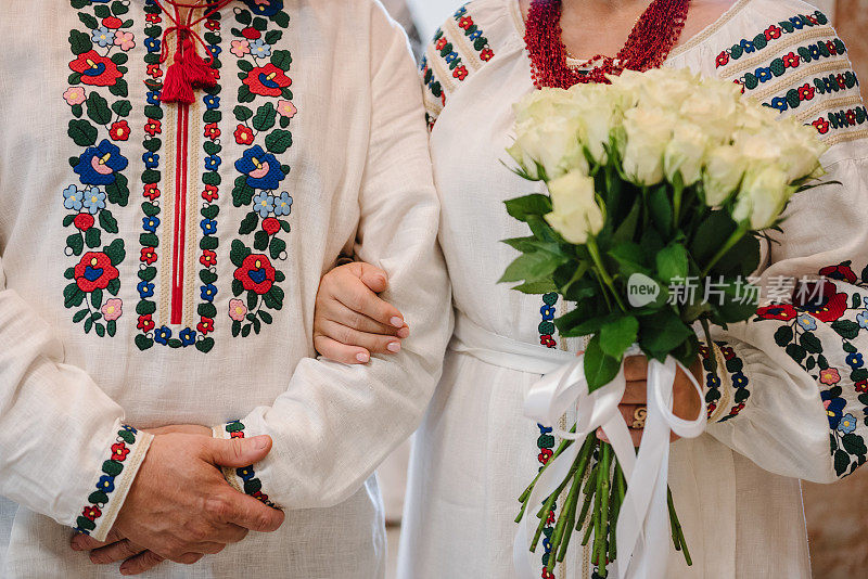 奶奶和爷爷。手握戒指。老年人五十年共同的爱情故事。奶奶和爷爷庆祝金婚纪念日。一对老夫妇要结婚了