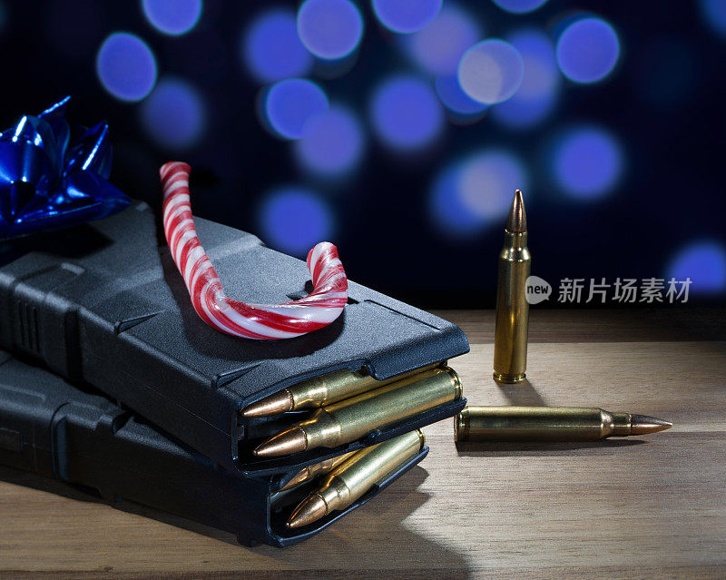 AR15聚合物弹匣里装满了弹药还有拐杖糖和蓝色蝴蝶结