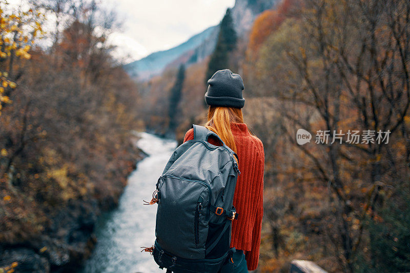 女徒步者在东临江山的山水中旅行