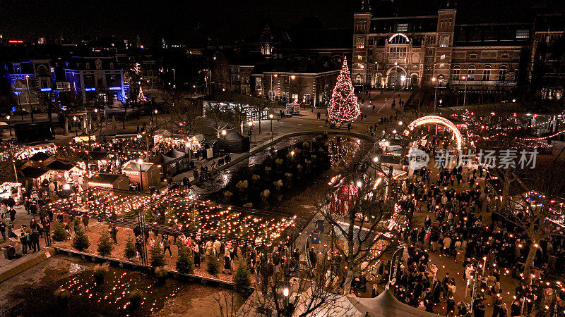 阿姆斯特丹圣诞市场鸟瞰图，人们在圣诞市场购物，圣诞市场有圣诞装饰和圣诞树，欧洲的圣诞节，荷兰圣诞市场鸟瞰图