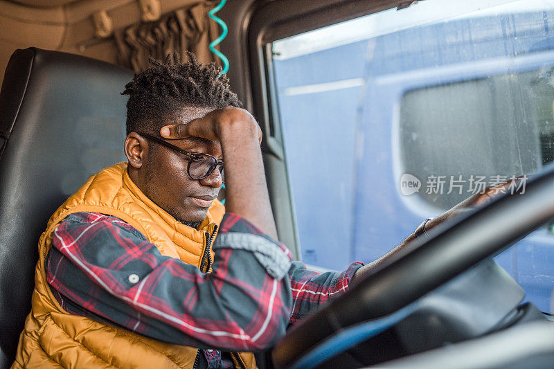 一名非洲男性卡车司机在加班后头痛