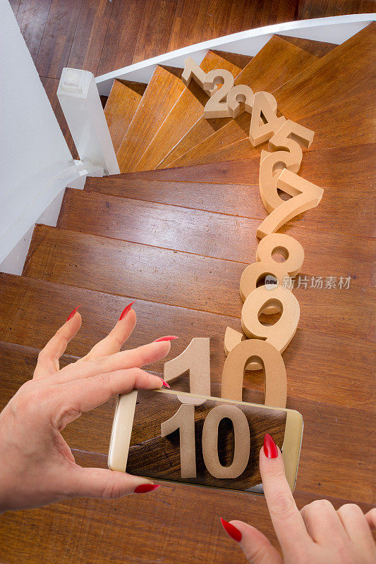 从1到10的编号步骤的第十步的照片，用硬纸板字母