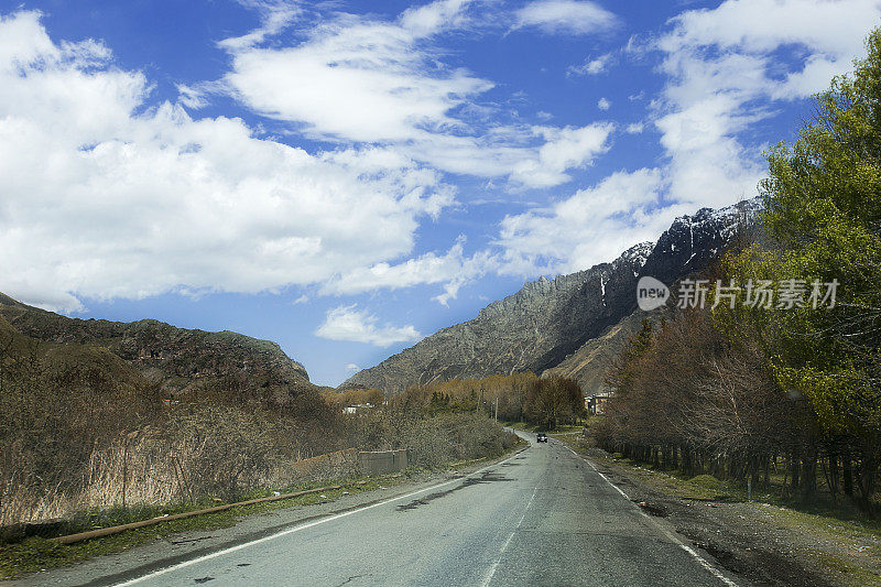 高加索山区的公路在春季