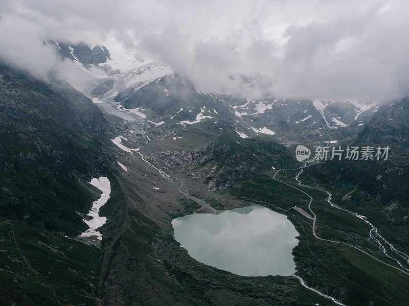 风景鸟瞰图的湖在瑞士阿尔卑斯山