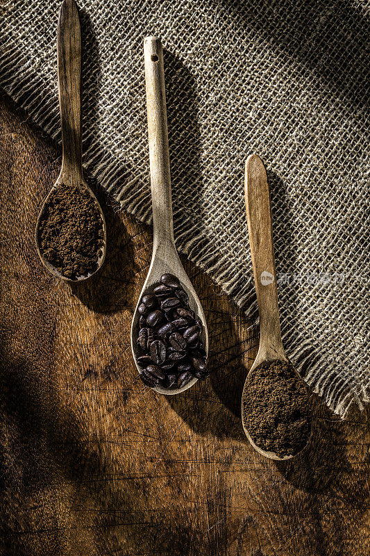 三汤匙咖啡豆，速溶咖啡和研磨咖啡在黄麻框架