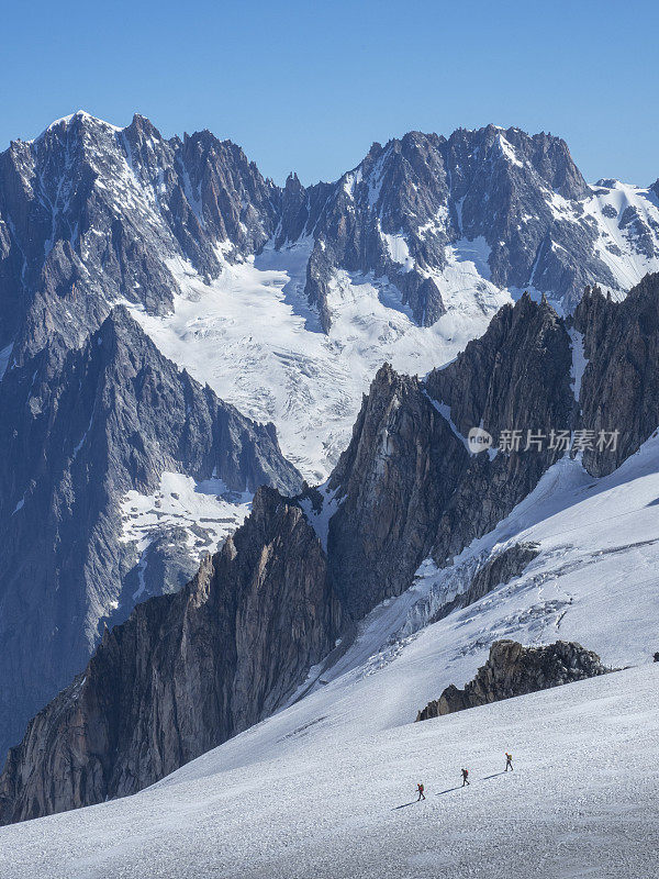 雪坡上的登山者