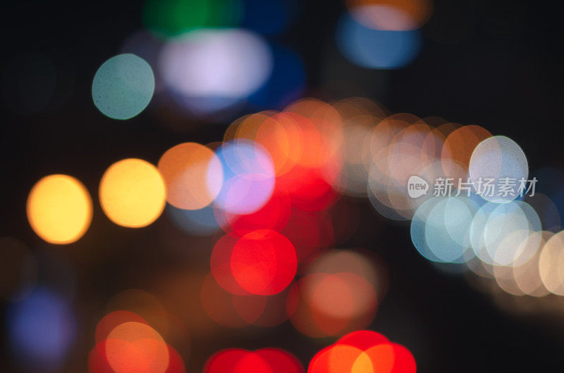 抽象的灯光模糊了城市道路上的汽车灯光背景。