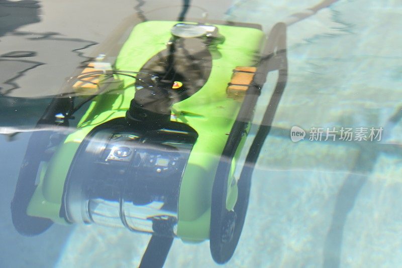 潜艇在水下机器人