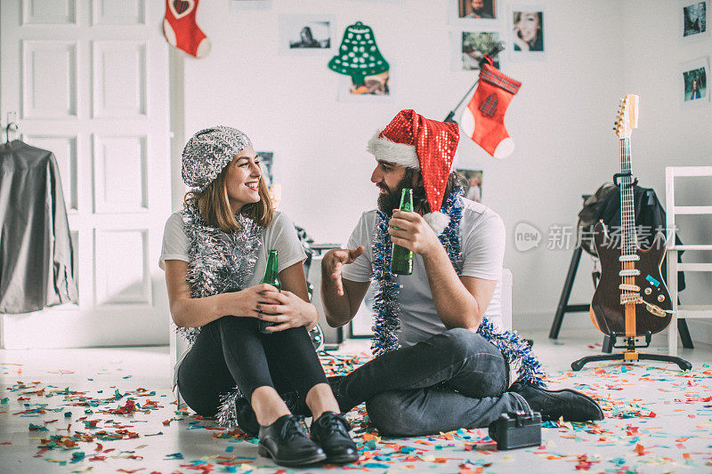 幸福的夫妇庆祝新年