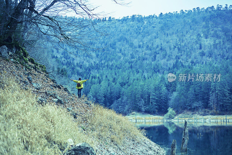 旅行者欣赏风景