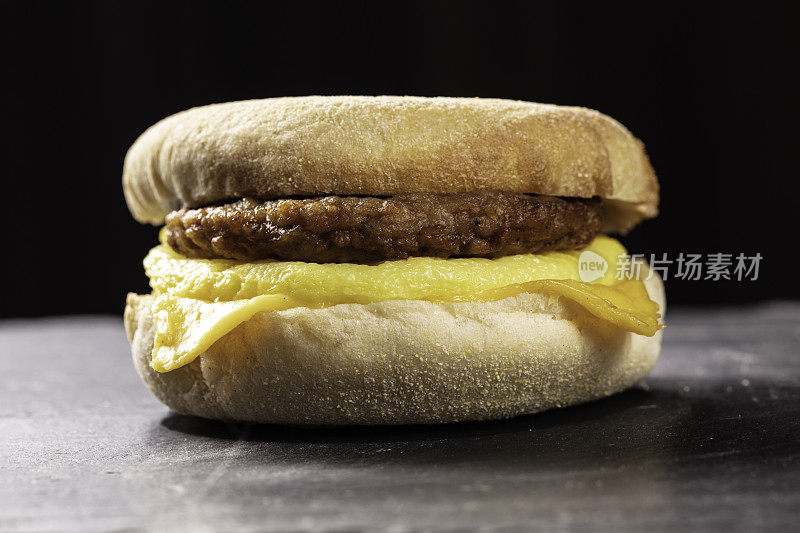 香肠和鸡蛋松饼三明治