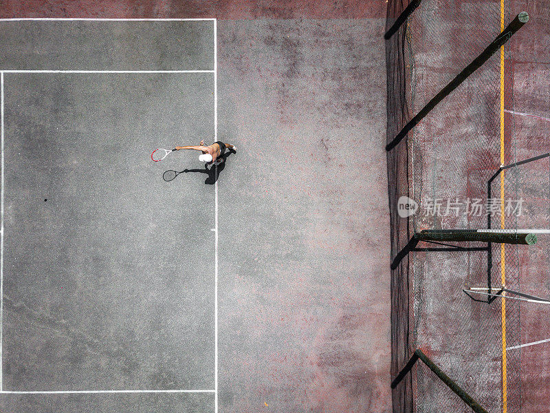 发球时无人机俯瞰网球运动员