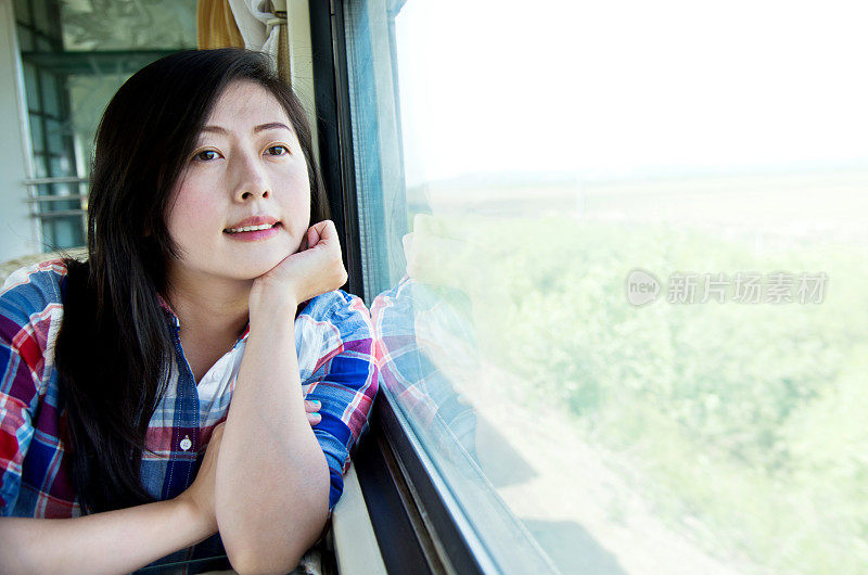 从火车窗口望出去的漂亮女人