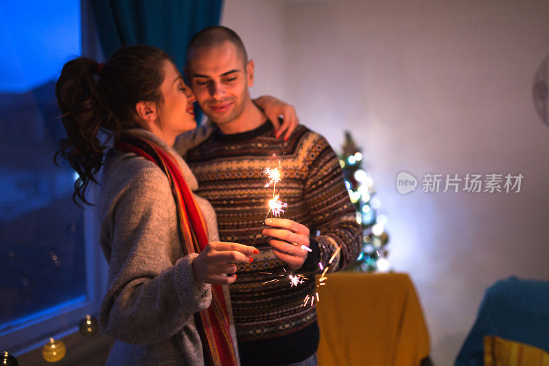 相爱的夫妇用烟花庆祝