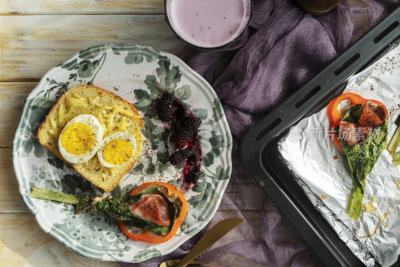 自制健康早餐:鸡蛋吐司和烤蔬菜