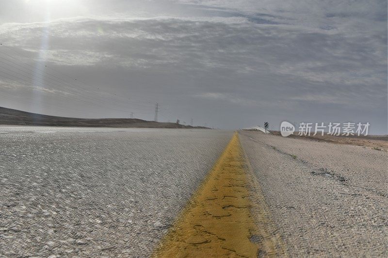 沙漠道路从地面看，HDR