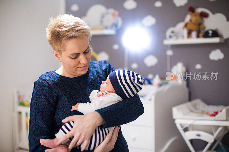 母亲和熟睡的婴儿在家里，特写