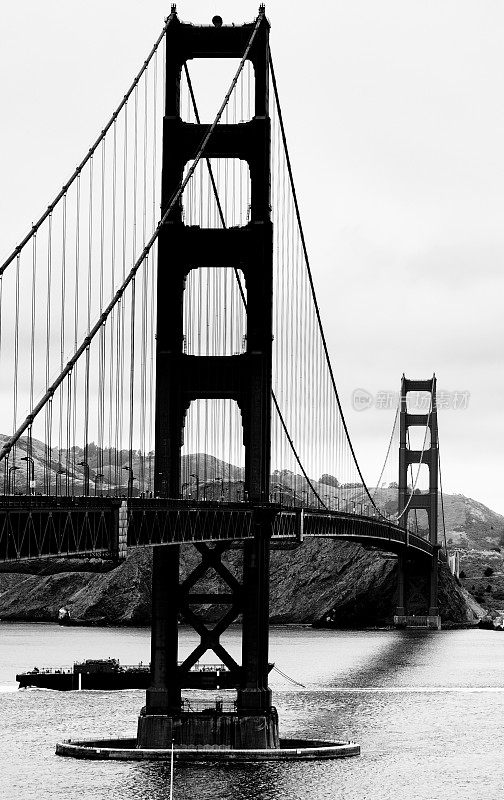 旧金山金门大桥。黑色和白色。