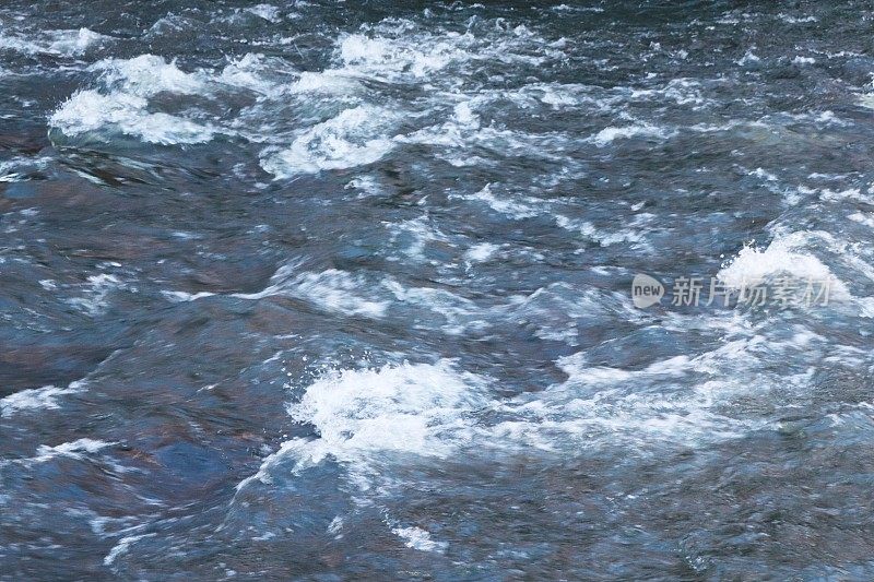 在冬天关闭河流的流水