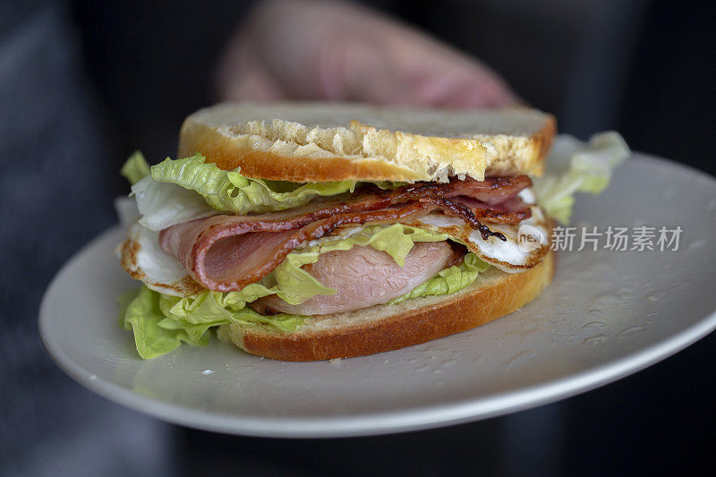 三明治:烤面包,熏肉和生菜